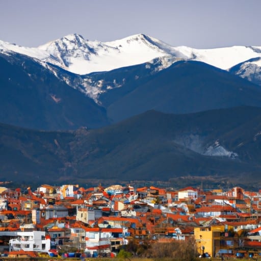 נוף ציורי של העיירה בנסקו עם הרים מושלגים ברקע